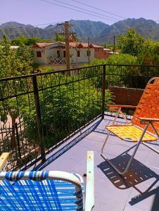 ein Paar Stühle und ein Pool auf dem Balkon in der Unterkunft M y M Departamento in Belén