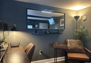 大洋城Beautiful Condo Sleeps 4- Only 2 Blocks From Beach的一间带镜子和桌椅的用餐室