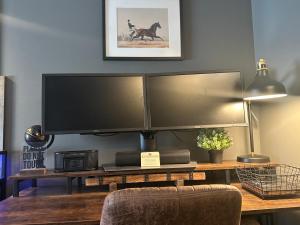 大洋城Beautiful Condo Sleeps 4- Only 2 Blocks From Beach的桌椅上的电脑显示器 更多17张照片