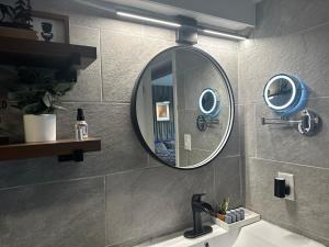 Beautiful Condo Sleeps 4- Only 2 Blocks From Beach的一间浴室