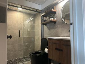 Beautiful Condo Sleeps 4- Only 2 Blocks From Beach的一间浴室
