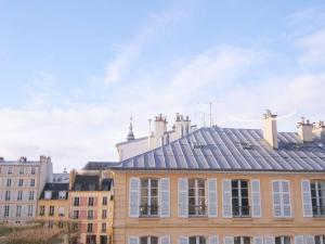 a roof of a building with a rainbow in the background at Charme et modernité au coeur du quartier St Louis in Versailles