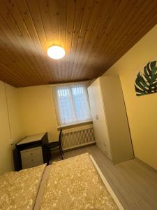 - une chambre avec un lit, un bureau et une fenêtre dans l'établissement Niederdorf, Baselland Hotel, à Niederdorf