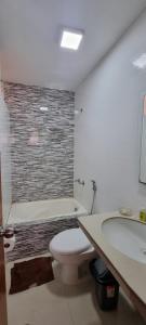 een badkamer met een toilet, een bad en een wastafel bij Casa / Departamento en Chiclayo in Chiclayo