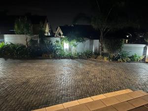 Private room in Rustenburg外面的花园