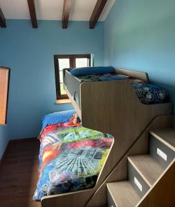 een slaapkamer met 2 stapelbedden en een bed bij La Casa del Marinero in Cudillero