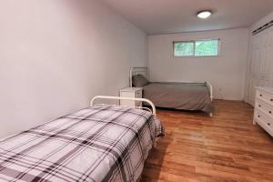 1 dormitorio con cama y ventana en Chalet nature et tranquillité, en Wentworth