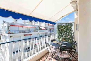 eine Terrasse mit einem Tisch und Stühlen auf dem Balkon in der Unterkunft Nice 2P Vue Mer- 5min plage, Terrasse, AC, Parking in Nizza