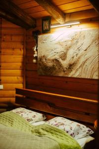 1 dormitorio con 2 camas y un cuadro en la pared en Хутір Стаєчне, en Bagna