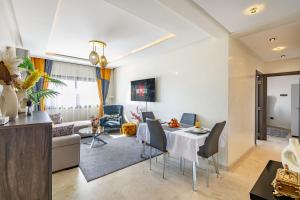 - une salle à manger et un salon avec une table et des chaises dans l'établissement Cozy 2-bedroom apartment in Gueliz, Marrakech, à Marrakech