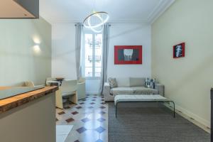 un salon avec un canapé et une table dans l'établissement Menton Casino, à Menton