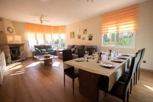 een eetkamer met een tafel en een woonkamer bij Catalunya Casas Stunning Villa with private pool 33 km to Barcelona in Senmanat