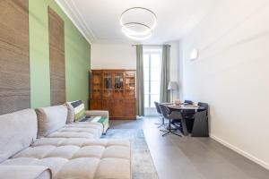 un salon avec un canapé et une table dans l'établissement Menton Casino, à Menton