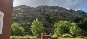 vistas a una montaña con arbustos y árboles en La Francisca en La Carolina