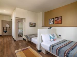 um quarto de hotel com duas camas e um espelho em Moxy Phoenix Downtown em Phoenix