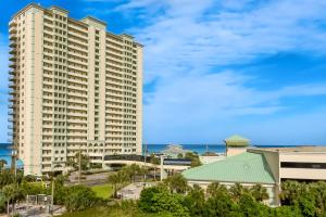 un grand bâtiment blanc avec l'océan en arrière-plan dans l'établissement Celadon Beach, à Panama City Beach