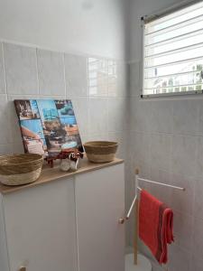 ein Badezimmer mit Körben auf einer Theke in der Unterkunft KARIFUNA in Le Souffleur