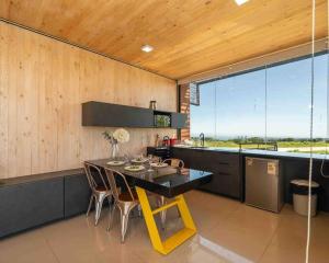 a kitchen with a table and chairs in a room at Casa Loft Vista Increíble incluye jacuzzi in Matanzas