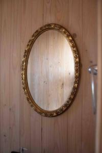 Casa Loft Vista Increíble incluye jacuzzi في ماتانزاس: مرآة على جدار خشبي في الحمام