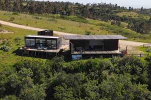une vue aérienne sur une maison dans un champ dans l'établissement Casa Loft Vista Increíble incluye jacuzzi, à Matanzas