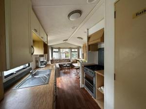 eine Küche und ein Wohnzimmer eines Wohnwagens in der Unterkunft Goolderheide 369 in Bocholt