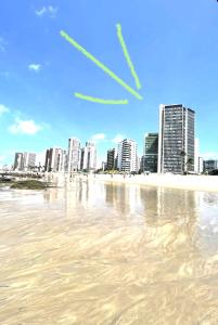 - un dessin au ciel au-dessus d'une plage avec une ville dans l'établissement Boa Viagem Piedade Beach, à Récife