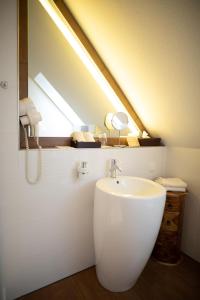 a bathroom with a sink and a mirror at Vier Jahreszeiten in Husum