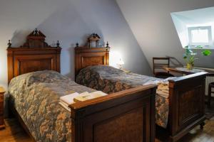 2 camas en una habitación con 2 colchas en Dworek Drawa, en Drezdenko