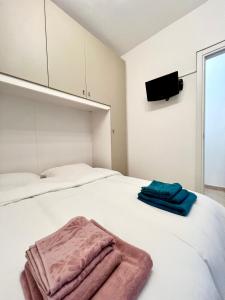 a bedroom with a bed with two towels on it at Pavia in Charme - Intero Appartamento in Pavia