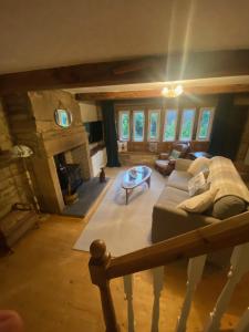 sala de estar con sofá y chimenea en The Weavers Cottage, en Oxenhope