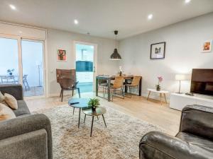 een woonkamer met een bank en een tafel bij Luxe Apartment by Hello Homes Sitges in Sitges