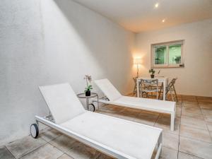 een kamer met 2 witte bedden en een tafel bij Luxe Apartment by Hello Homes Sitges in Sitges