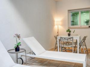 een woonkamer met een witte bank en een tafel bij Luxe Apartment by Hello Homes Sitges in Sitges