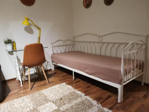 a bedroom with a bed and a desk and a chair at Sun Apart Vuorenrinne in Kotka