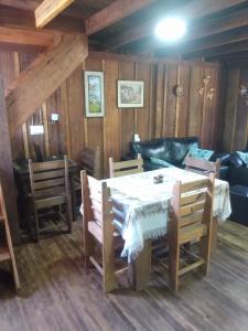 comedor con mesa, sillas y sofá en Casa do Campo en Ilha do Mel