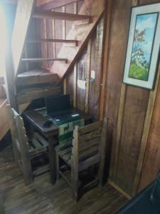 um quarto com uma secretária e um computador portátil sobre uma mesa em Casa do Campo na Ilha do Mel