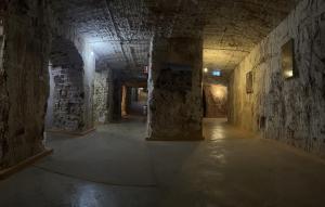 un pasillo vacío en un antiguo edificio de piedra en Radeka Downunder Underground Motel, en Coober Pedy