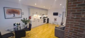 uma cozinha e sala de estar com uma mesa e uma parede de tijolos em Dunderry Lodge Self Catering Family Lodges em Navan