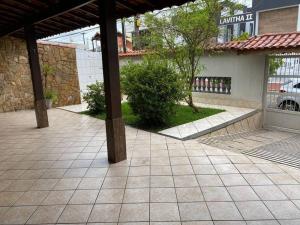 an empty patio with a pavilion in front of a building at Casa no Centro de Peruibe in Peruíbe