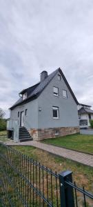Monteur Villa Kassel في Vellmar: منزل أبيض كبير على سقف أسود