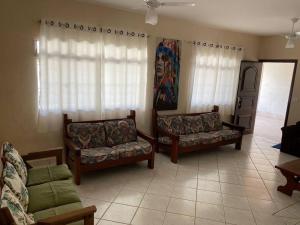 a living room with two couches and a painting on the wall at Casa no Centro de Peruibe in Peruíbe