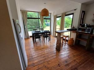 a kitchen and dining room with a table and chairs at Reserva del Carayá in Empedrado