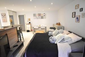 um quarto com uma cama grande com almofadas em Forum - Spacieux - Terrasse -Clim-Wifi em Menton