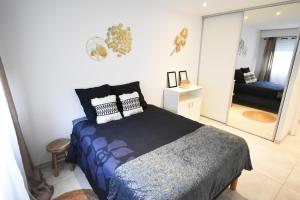 um quarto com uma cama e uma sala de estar em Forum - Spacieux - Terrasse -Clim-Wifi em Menton