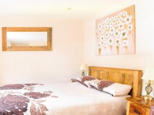 Un pat sau paturi într-o cameră la 2 Bed in Narberth 36797