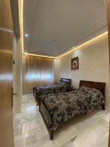 um quarto de hotel com duas camas num quarto em Appartement neuf et élégant em Fez
