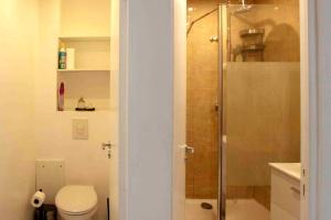 a bathroom with a toilet and a glass shower at Appartement neuf 3 ch équipé in Thiais