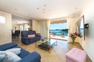 sala de estar con vistas al océano en Villa K Dubrovnik-5 bedroom villa with sea access, en Zaton