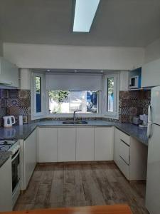 Η κουζίνα ή μικρή κουζίνα στο La Fragua Suites Saavedra