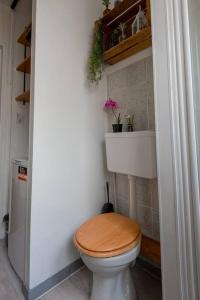 a bathroom with a toilet with a wooden toilet seat at Le Terminus in Angers